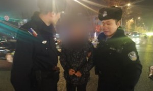 民警迅速救助摔倒老人获家属诚挚感谢